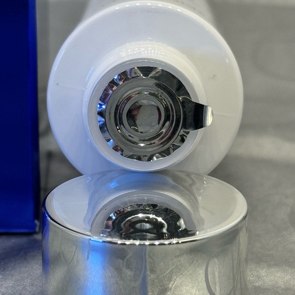 ZO Skin — Balancing Emulsion Cleanser plus bonus items. NEW - Picture 9 of 9